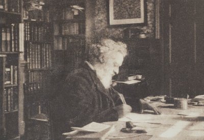Collezionista di libri, William Morris nella sua biblioteca a Kelmscott House, Hammersmith da British Photographer