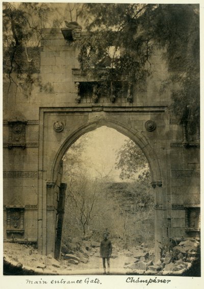 Ingresso principale, Champaner, c.1875 da British Photographer