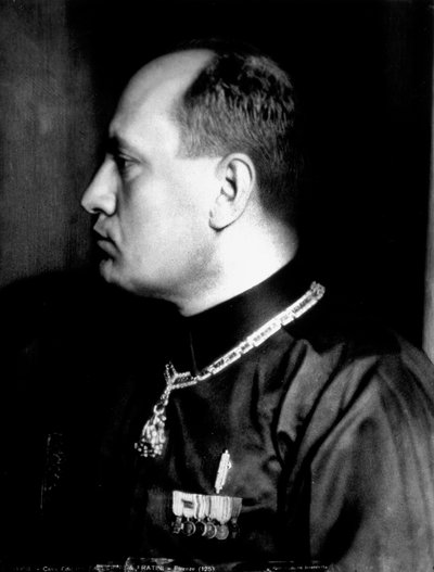 Ritratto a mezzo busto di Benito Mussolini in camicia nera e decorazioni militari da Brogi Brogi