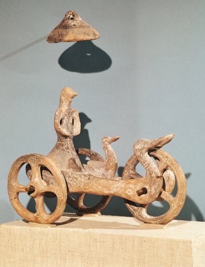 Carro votivo con una divinità antropomorfa, da Dupljaja da Bronze Age