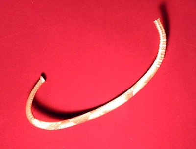 Anello del collo trovato a Ickleton, Cambridgeshire (oro) da Bronze Age