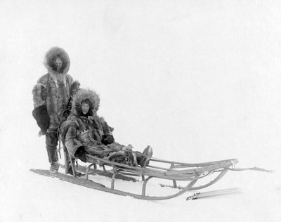 Coppia su Slitta Trainata da Cani, Nome, Alaska da Brothers Lomen