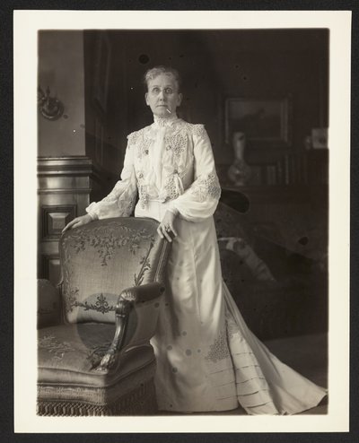 Mrs John Arbuckle, c.1900-10 (foto in b/n) da Burr William McIntosh