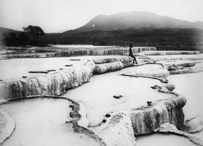 Le vasche di acqua calda e le terrazze bianche da Burton Brothers Studio