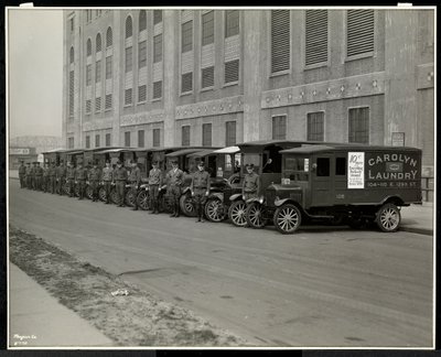 Una fila di camion di consegna parcheggiati fuori dalla Carolyn Laundry a 111 East 128th Street, East Harlem, New York, 1929 da Byron Company