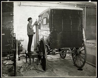 Un uomo che spruzza vernice su un carro di consegna della Carolyn Laundry a 111 East 128th Street, East Harlem, New York, 1929 da Byron Company
