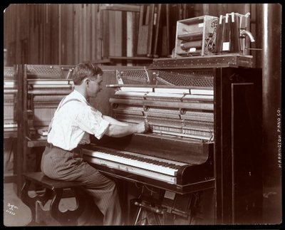 Un uomo che lavora nella fabbrica della Harrington Piano Co., 1907 da Byron Company
