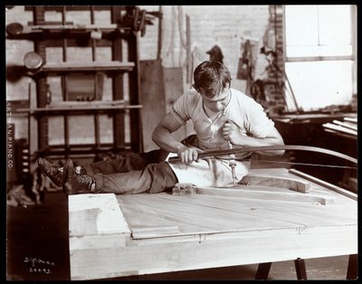 Un uomo che lavora nella fabbrica di pianoforti Hartman, 1907 da Byron Company