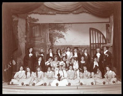Una scena da una produzione amatoriale di una commedia intitolata Angelina, The Orphaned Heiress presentata al Barnard College, New York da Byron Company