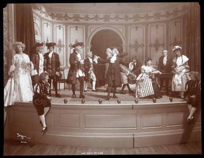Una scena da una produzione amatoriale di una commedia intitolata The Heir at Law presentata al Barnard College, New York da Byron Company