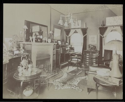 Un salotto nella casa del drammaturgo Henry Martyn Blossom, al 23 East 30th Street, New York, 1908 da Byron Company