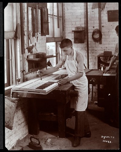 Un giovane che lavora nella fabbrica di pianoforti Harrington, 1907 da Byron Company