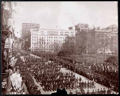 Veduta aerea di uomini che marciano nella parata del Gold Standard Repubblicano su Broadway a City Hall Park, New York da Byron Company