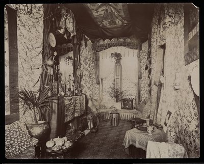 Un salotto ornato nella residenza Blakely Hall a 11 West 45th Street, New York da Byron Company