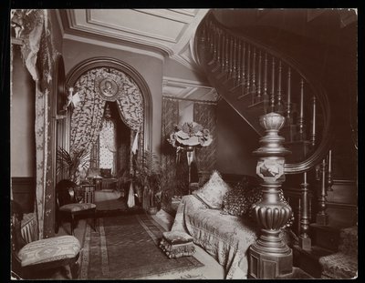 Un salotto ornato nella residenza Blakely Hall al 11 West 45th Street, New York, 1896-98 da Byron Company