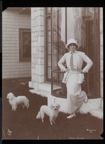 Billie Burke e due cani a Burkeleigh Crest, la sua casa a Hastingson, New York, 1912 da Byron Company