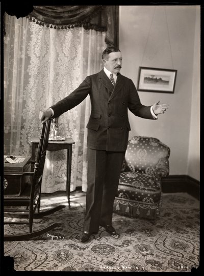 Charles Hawtrey nel suo appartamento a Holland House sulla Fifth Avenue, New York, 1901-2 da Byron Company