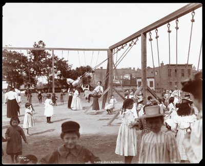 Bambini che si dondolano alla palestra e parco giochi di Hudson Bank, 53rd Street e 11th Avenue, New York, 1898 da Byron Company