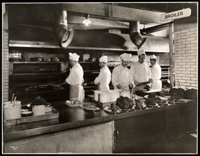 Cuochi alla griglia nella cucina dell
