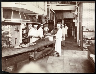 Cuochi che lavorano nella cucina del Waldorf Astoria Hotel alla 34th Street e 5th Avenue, New York, 1903 o 1904 da Byron Company