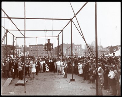 Folla che guarda un ginnasta alla Hudson Bank Gymnasium and Playground, 53rd Street e 11th Avenue, New York, 1898 da Byron Company
