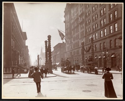 Decorazioni per la Parata Dewey davanti al Waldorf Astoria Hotel in 33rd Street e 5th Avenue, New York, 1899 da Byron Company