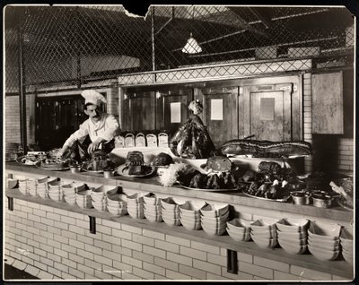 Esposizione di carne fredda nella cucina del Commodore Hotel, 1919 da Byron Company