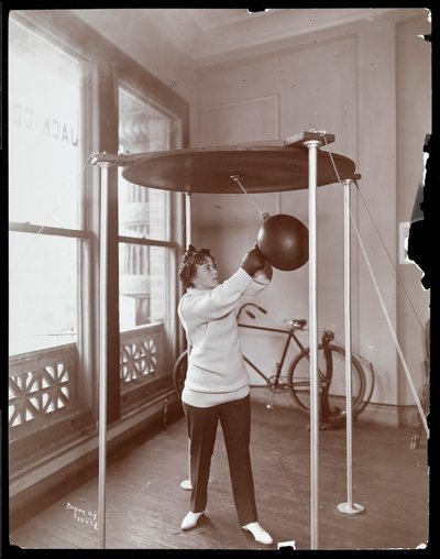 Edna Wallace Hopper che colpisce un sacco da boxe alla palestra di Jack Cooper, Broadway e 37th Street, New York, 1899 da Byron Company
