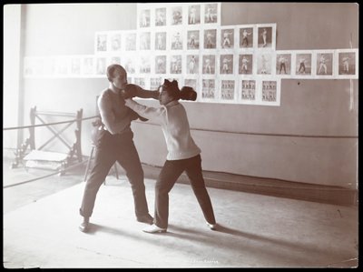 Edna Wallace Hopper in posa in un ring con Jack Cooper nella sua palestra a Broadway e 37th Street, New York, 1899 da Byron Company