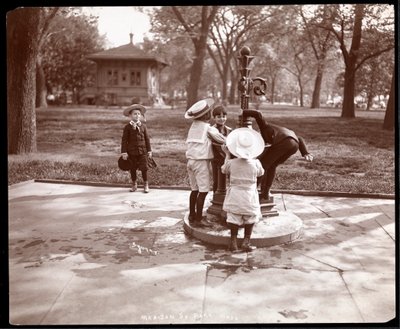 Cinque bambini che giocano e bevono alla fontana in Madison Square, New York, 1901 da Byron Company