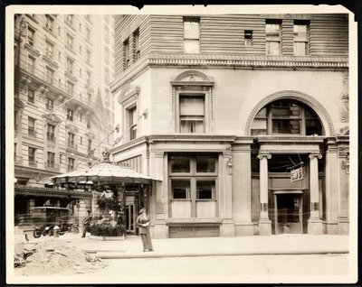 Stand di fiori e ingresso al Cafe Hotel Imperial a Broadway e 32nd Street, New York da Byron Company