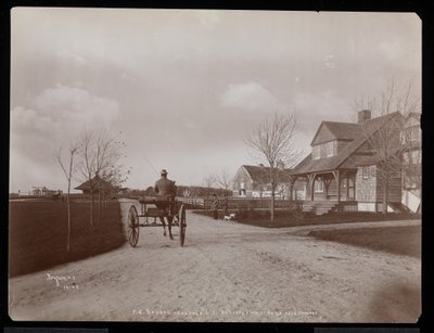 Veduta generale delle case e degli edifici nella tenuta di F.G. Bourne a Oakdale, Long Island, New York, 1900 da Byron Company