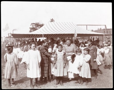 Gruppo di ragazze e una donna alla palestra e parco giochi della Hudson Bank, 53rd Street e 11th Avenue, New York, 1898 da Byron Company