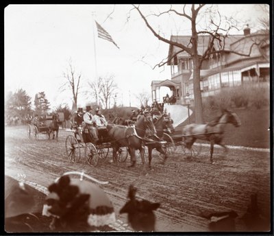 Carrozze a cavallo su Riverside Drive davanti alla Claremont Inn, New York da Byron Company