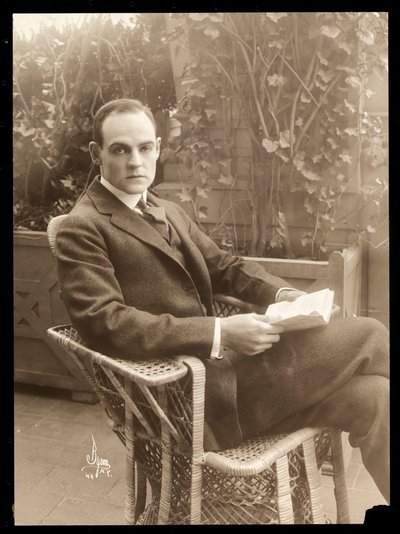 Howard Estabrook in un giardino, 1915-16 da Byron Company