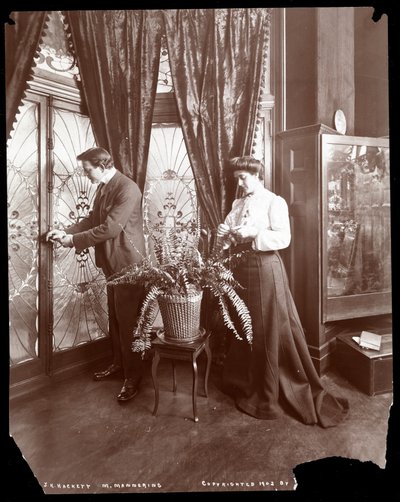 James K. Hackett e moglie (Mary Mannering) a casa, c.1902 da Byron Company