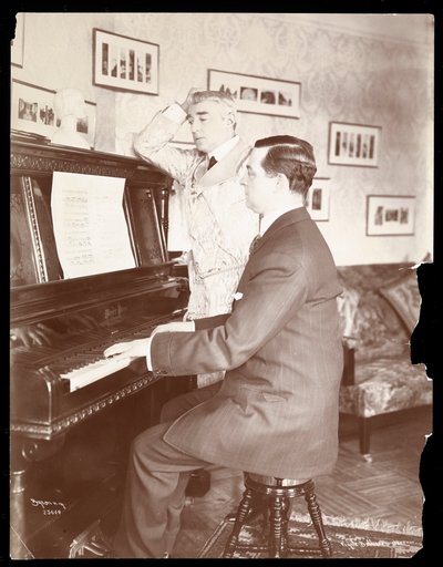 Kyrle Bellew e amico al pianoforte nella casa di Bellew, 1908 da Byron Company