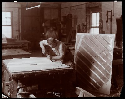 Uomo che lavora nella fabbrica di pianoforti Hardman, Peck e Co., New York, 1907 da Byron Company