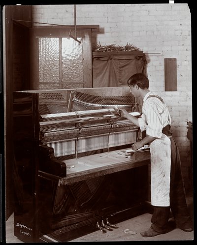 Uomo che lavora nella fabbrica di pianoforti Hardman, Peck e Co., New York, 1907 da Byron Company