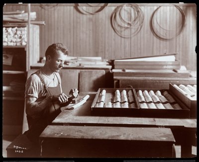 Uomo che lavora nella fabbrica di pianoforti Hardman, Peck & Co., New York, 1907 da Byron Company