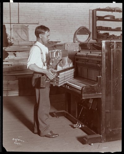 Uomo che lavora nella fabbrica di pianoforti Hardman, Peck und Co., New York, 1907 da Byron Company