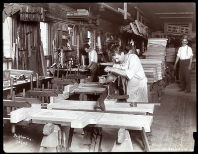 Uomini che lavorano nella fabbrica di pianoforti Hardman, Peck und Co., New York, 1907 da Byron Company