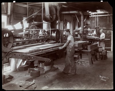 Uomini che lavorano nella fabbrica di pianoforti Hardman, Peck und Co., New York, 1907 da Byron Company