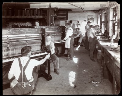 Uomini che lavorano nella fabbrica di pianoforti Hardman, Peck und Co., New York, 1907 (stampa al gelatino d