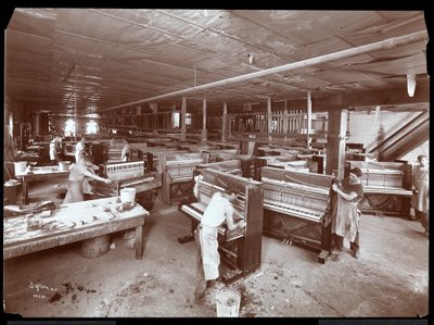 Uomini al lavoro nella fabbrica della Harrington Piano Co., 1907 da Byron Company
