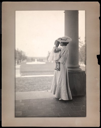 Mrs. Clarence Mackay e bambino nel portico di Harbor Hill, Long Island 1898-1910 da Byron Company