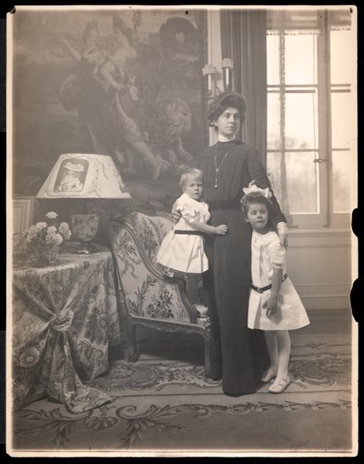 Mrs. Clarence Mackay con i suoi figli a Harbor Hill, Long Island, c.1905 da Byron Company