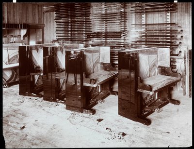 Pianoforti in costruzione alla fabbrica Hardman, Peck und Co., New York, 1907 da Byron Company