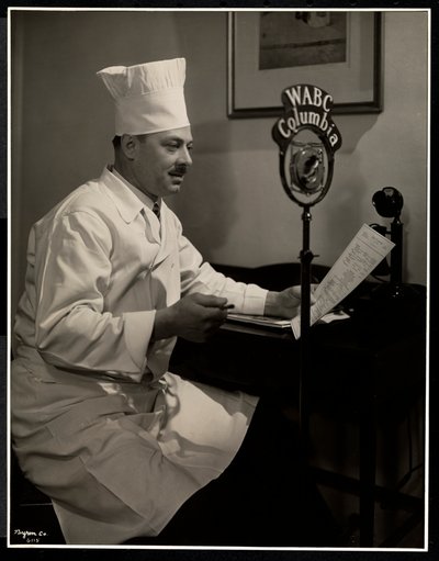 Ritratto dello chef Maurice Hervieux al microfono all