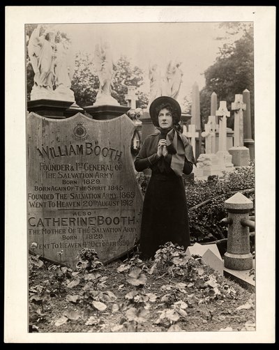 Ritratto di Eva Booth sulla tomba di suo padre, il generale William Booth, c.1915 da Byron Company